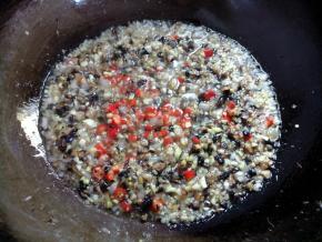 继续下豆豉和小米椒，接着炸。炸到闻到豆豉香。