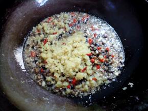 再加萝卜干炸两三分钟。