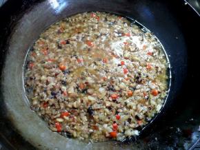 将浸泡材料的水倒入。