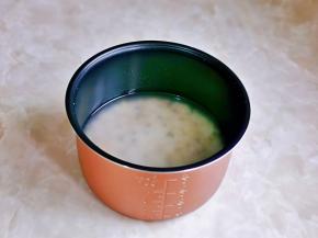 糯米与藜麦杂粮混合一起，淘干净，放入电饭煲内胆中，加入纯净水，水量根据个人习惯来放即可。