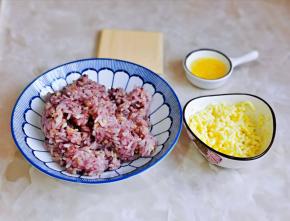 煮好的饭盛出，吃多少做多少哈，黄油隔水融化。