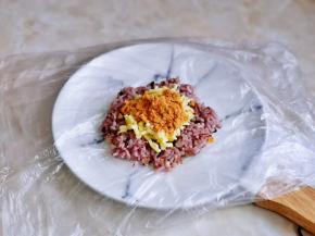放上马苏里拉芝士，肉松，拿起保鲜膜将饭包起来。