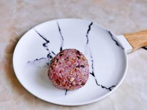 做个形状，撕掉保鲜膜，放入盘中，依次做好。