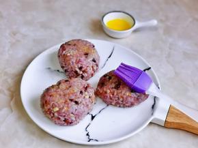 每个饭团上刷一层融化的黄油。