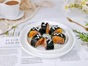 卷好的寿司卷，定型10分钟，再切小块，挤上沙拉酱，即可食用。