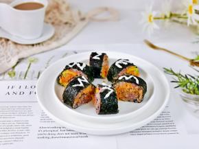 简单快手的肉松藜麦杂粮寿司就做好啦。