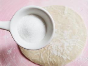 上面撒一层白糖。