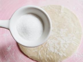 上面撒一层白糖。