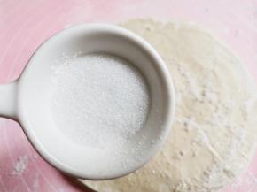 再撒一层白糖。