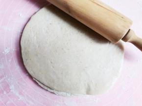 用擀面杖将手抓饼擀薄至1.5倍大，