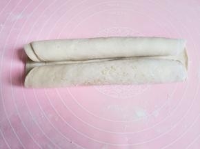 然后将手抓饼从两侧卷起，