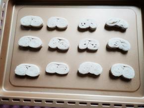 将其切成0.5厘米的厚片，放入不粘烤盘中，