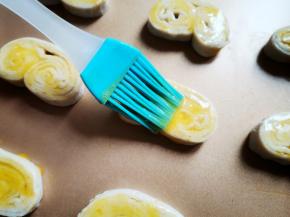 上面刷一层蛋黄液，撒上一层白糖。