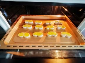 将处理好的手抓饼推入预热好的烤箱，180度烤15分钟即可。