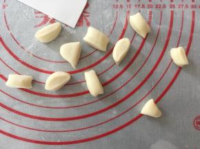 剩下的那份面团，分成十份，大小随意，有大有小，没关系，蘑菇本来就有大有小，这样看上去更自然