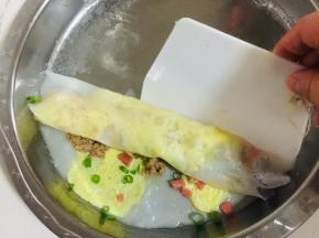 刮板刷一点油，把肠粉刮起来，放入盘子里！（刮板刷油，这样才不会粘刮板！）