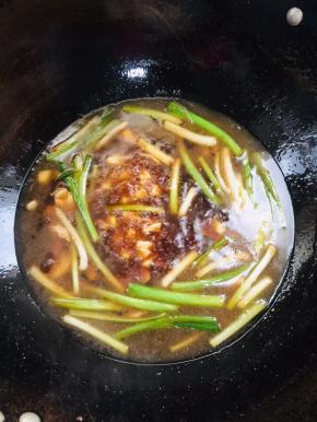 加入四勺生抽，两勺蚝油，少许盐，少许胡椒粉，一勺鸡精小火熬煮10分钟左右！