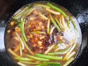 加入四勺生抽，两勺蚝油，少许盐，少许胡椒粉，一勺鸡精小火熬煮10分钟左右！