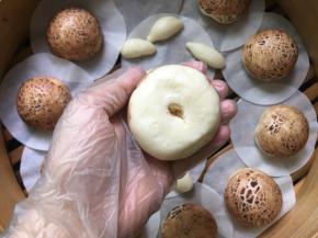  蒸好的馒头在底部戳一个洞