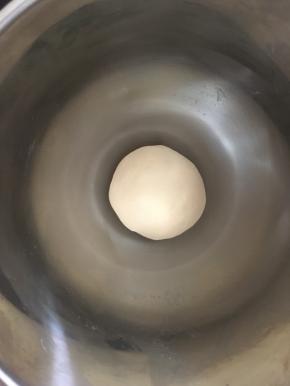  揉好的面团整成圆形，盖上保鲜膜，室温发酵