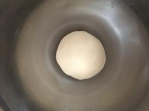  揉好的面团整成圆形，盖上保鲜膜，室温发酵