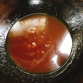 把蒜瓣和葱白捞起来，放入适量的水淀粉勾薄欠即可关火，盛出备用！