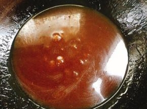 把蒜瓣和葱白捞起来，放入适量的水淀粉勾薄欠即可关火，盛出备用！