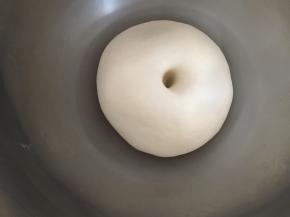 发好的面团状态是手指沾面粉 戳一个洞，不回缩不塌陷就是发好的状态