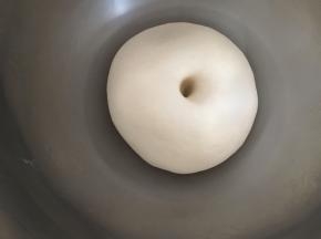 发好的面团状态是手指沾面粉 戳一个洞，不回缩不塌陷就是发好的状态
