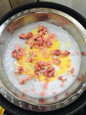 放入自己喜欢吃的馅料！我放了肉末，鸡蛋和火腿肠！