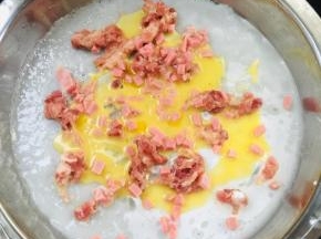 放入自己喜欢吃的馅料！我放了肉末，鸡蛋和火腿肠！