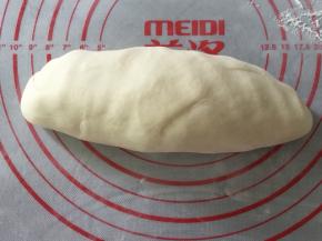  发好的面团轻压排气