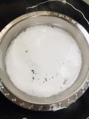 水开放一个蒸蓖，盘子放在蒸蓖上，放入一勺肠粉粉浆到盘子里，薄薄的一层即可，不要放的太多，这样做出来的粉肠太厚，不嫩滑！