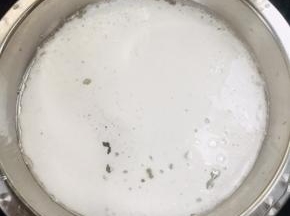 水开放一个蒸蓖，盘子放在蒸蓖上，放入一勺肠粉粉浆到盘子里，薄薄的一层即可，不要放的太多，这样做出来的粉肠太厚，不嫩滑！