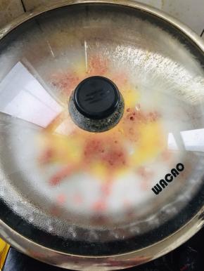 盖上盖子，大火蒸煮5分钟左右即可！（如果没有放肉类，大火蒸煮3分钟左右就可以了！）切记蒸肠粉全程一定要最大的火，这样蒸出来的肠粉才会快熟和嫩滑！