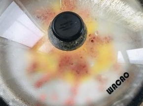 盖上盖子，大火蒸煮5分钟左右即可！（如果没有放肉类，大火蒸煮3分钟左右就可以了！）切记蒸肠粉全程一定要最大的火，这样蒸出来的肠粉才会快熟和嫩滑！