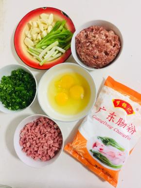 准备好所需的材料：

广东肠粉200克，鸡蛋3个打散，葱切成葱花，火腿肠切成小丁，肉末加入一勺生抽，一勺料酒，一勺淀粉搅拌均匀腌制10分钟左右！蒜瓣拍碎，葱白切段备用！