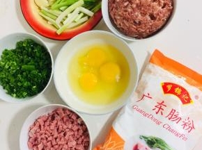 准备好所需的材料：

广东肠粉200克，鸡蛋3个打散，葱切成葱花，火腿肠切成小丁，肉末加入一勺生抽，一勺料酒，一勺淀粉搅拌均匀腌制10分钟左右！蒜瓣拍碎，葱白切段备用！