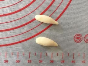  揉成水滴状，做蘑菇蒂
