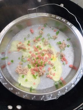 再等10秒钟左右，撒适量的葱花就可以起锅了！