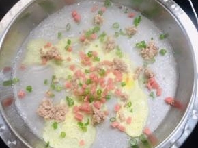 再等10秒钟左右，撒适量的葱花就可以起锅了！