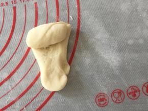 揉面垫上撒一点点干面粉，拿一块小面团像洗衣服一样来回搓