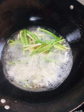 放入两碗开水！