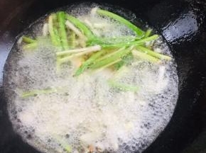 放入两碗开水！