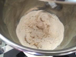 除可可粉、开水以外的所有材料放入厨师机桶内，揉成光滑的面团