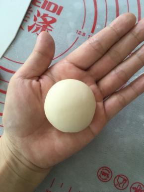 稍微压一下面团，看上去有一点点扁