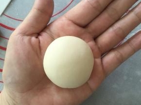稍微压一下面团，看上去有一点点扁