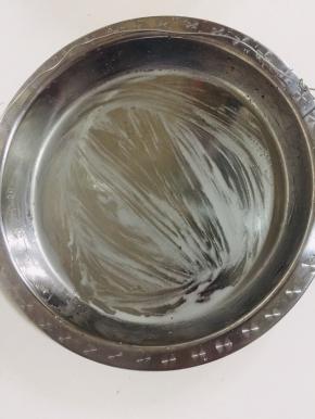 蒸盘放平，盘子上刷一层油！一定要薄薄一层，这样蒸出来的肠粉才会厚薄均匀。盘子上不要刷太多油，那样粉浆会到处流动，肠粉蒸出来就会不均匀了！