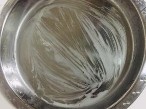 蒸盘放平，盘子上刷一层油！一定要薄薄一层，这样蒸出来的肠粉才会厚薄均匀。盘子上不要刷太多油，那样粉浆会到处流动，肠粉蒸出来就会不均匀了！