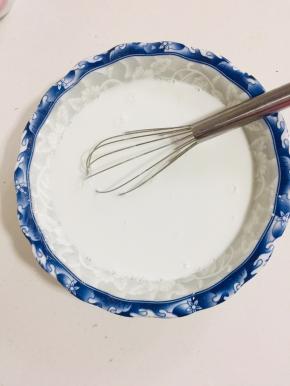 取200克广东肠粉，400克水搅拌均匀，静置10分钟左右，再搅拌均匀至肠粉充分融化！（一般的肠粉和水的比例是1:2，肠粉做出来的效果如果感觉粘粘的，就加多点粉下去；如果感觉硬硬的，就加多点水下去！）